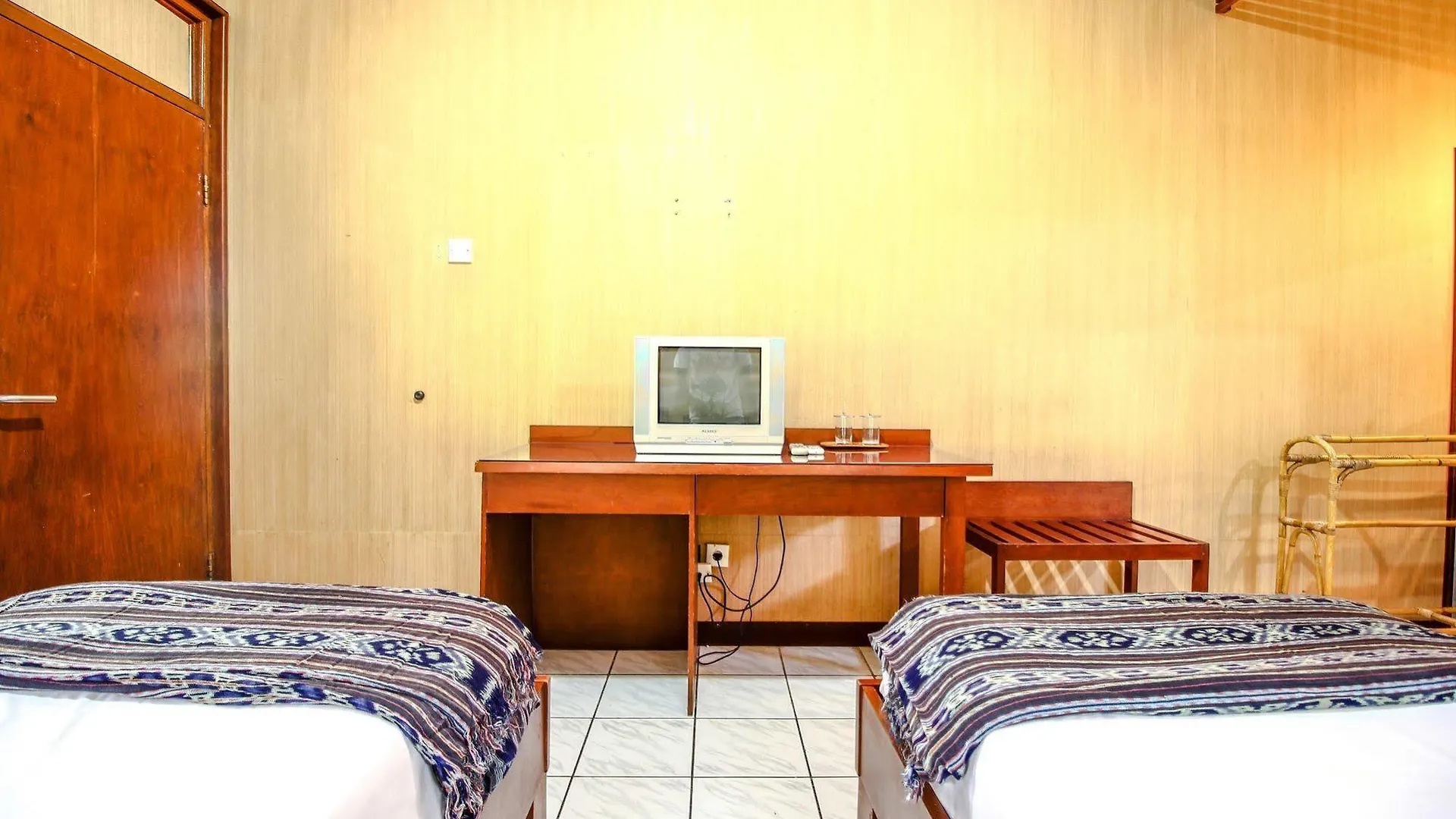 Отель Paradiso Beach Inn Кута