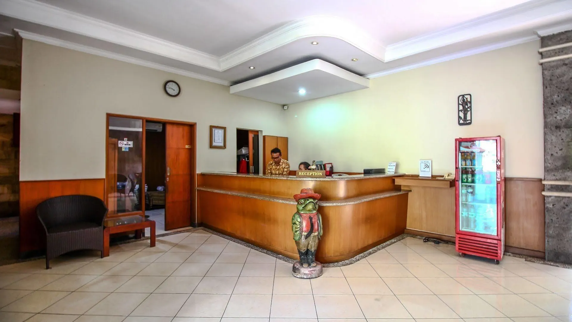 Paradiso Beach Inn Кута Отель